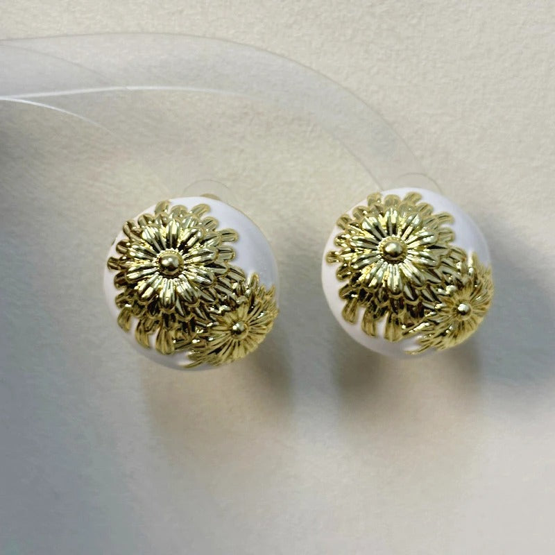 Vintage White & Gold Daisy Stud Earrings-Mialla Jewelry
